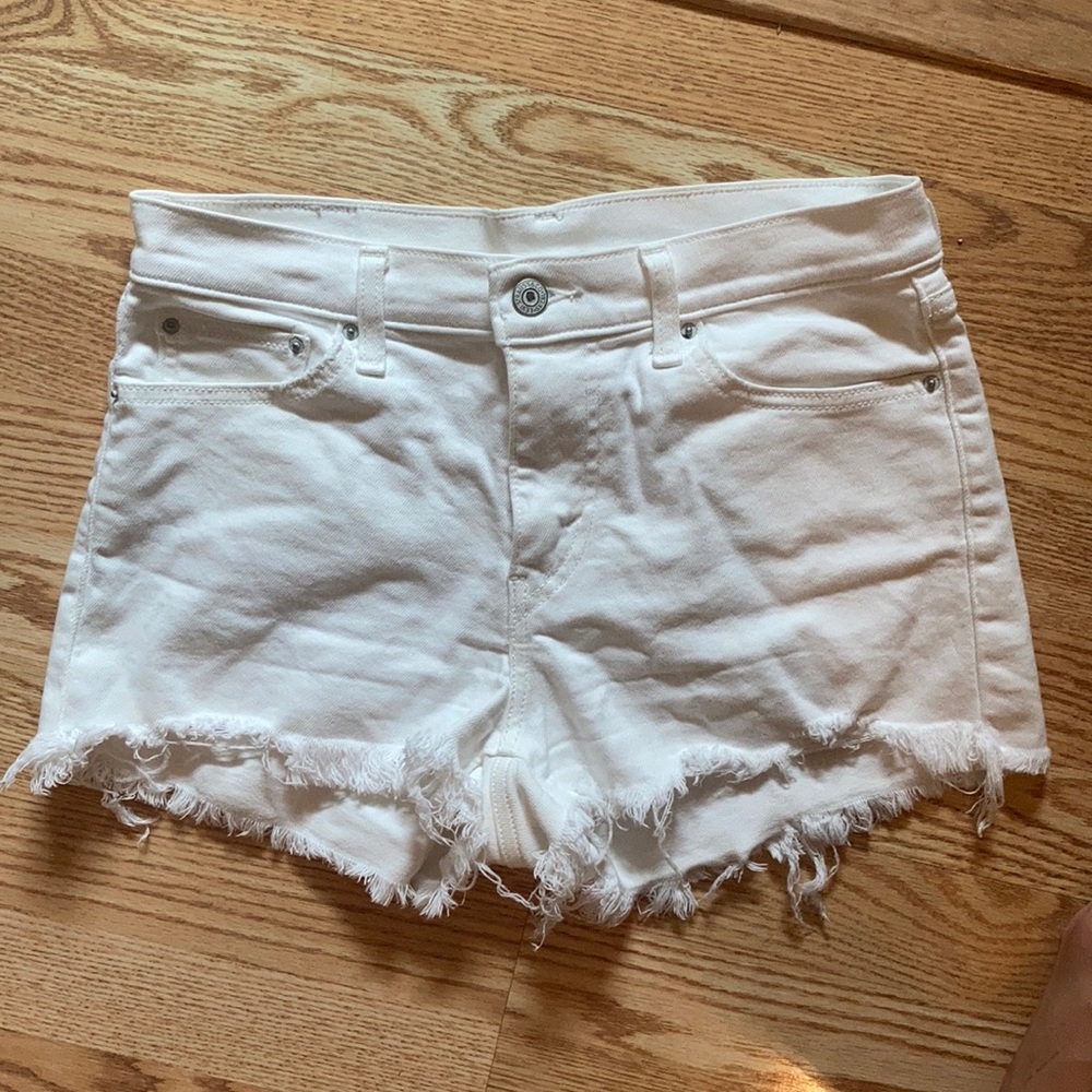 White Levi’s shorts